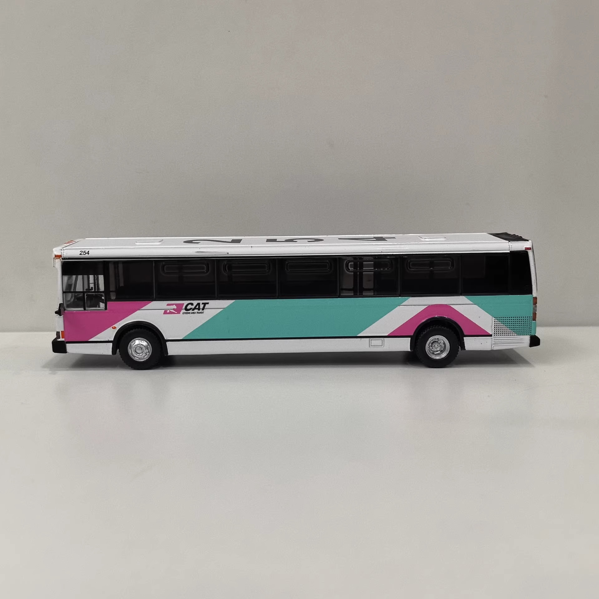 Diecast IR 1/87 escala HO GRUM - Cat Toys reseña y precio