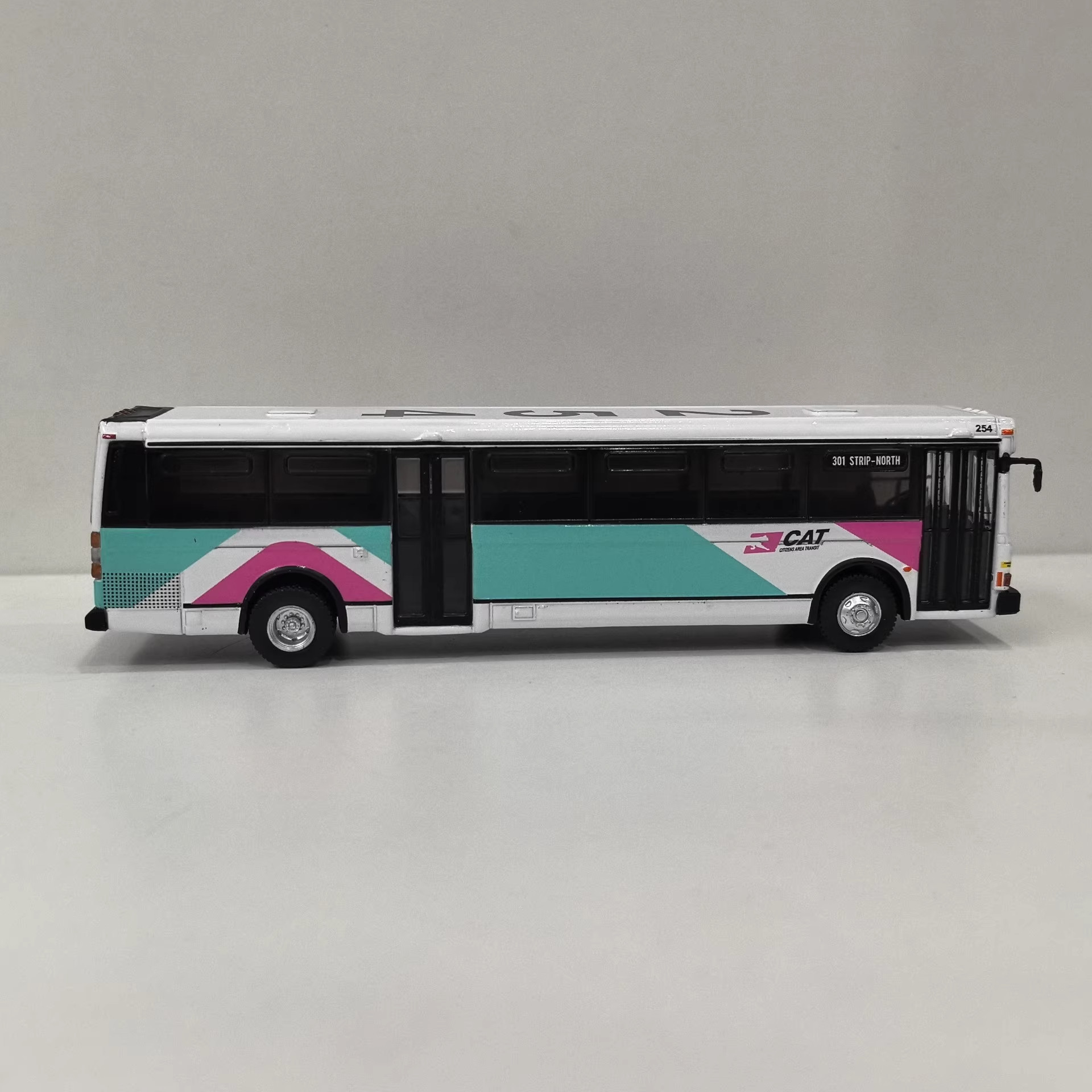 Diecast IR 1/87 escala HO GRUM - Cat Toys reseña y precio